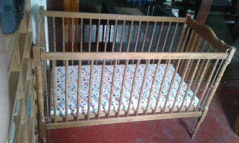 Baby Cot with matress for sale now only R400