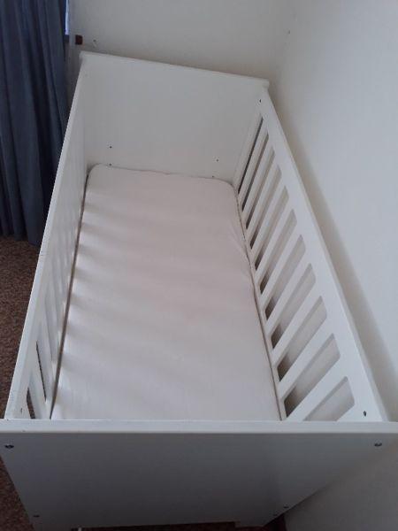 Cot: White wooden