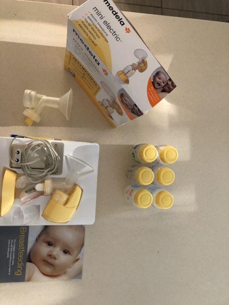 Medela - Mini Electric Breastpump with six extra bottles