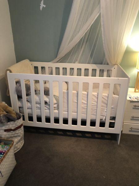 Baby cot with 3 settings