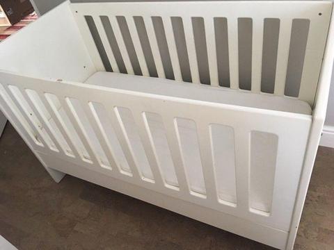 Treehouse classic baby cot and basic compactum
