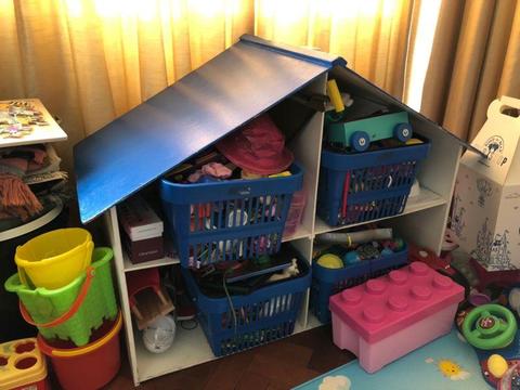 Large doll house with 4 crates