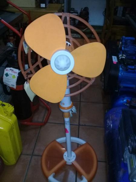 Fan on stand 89Sep2018