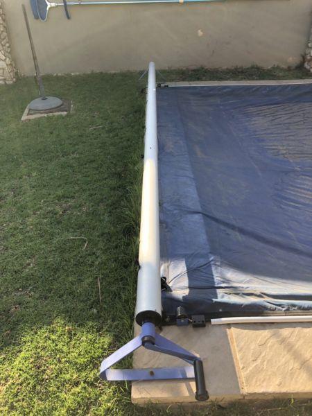 Roll up station for pool cover