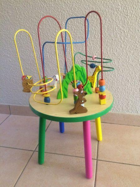 Wire bead play table