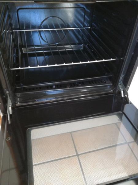 Defy 4 plate stove, oven, extractor in great condition