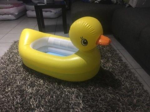 Munchkin inflatable duck bath