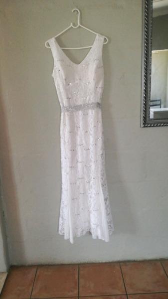 White dress for sale R500 non neg