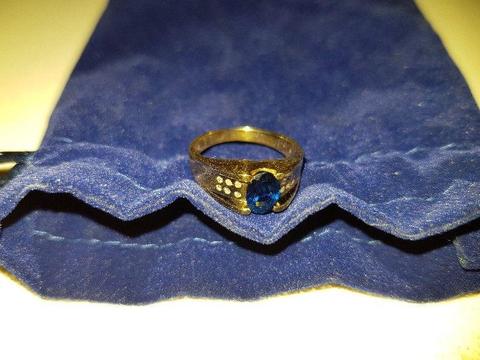 14ct Gold ring with 1ct Sapphire and 12 small diamonds