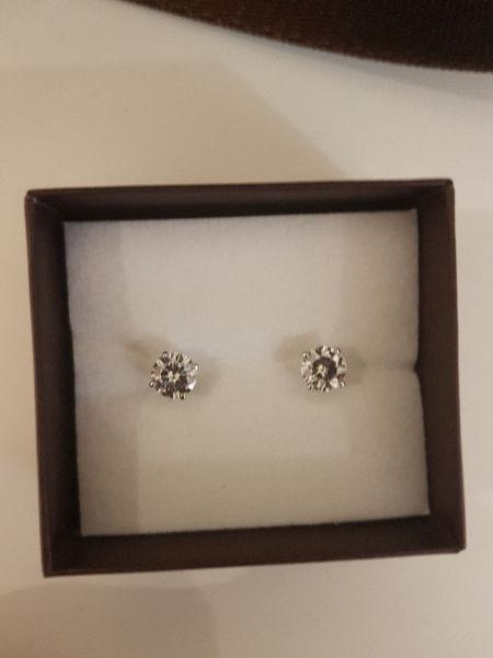 1.50Cts Brilliant Round Diamond Earrings Colour H Clarity VS Certified Stud in white gold mounts