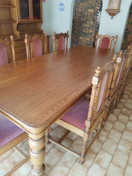 SOLID OAK DINING ROOM TABLE & CHAIRS