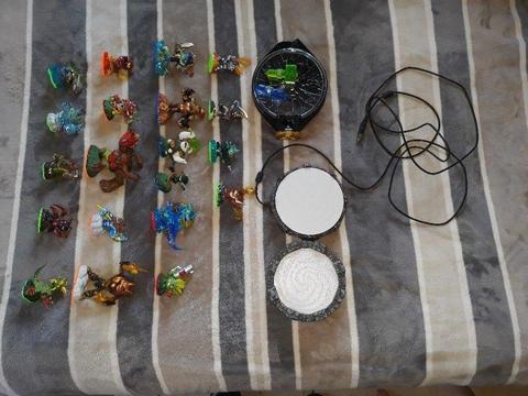 Assorted collection of skylander figures etc