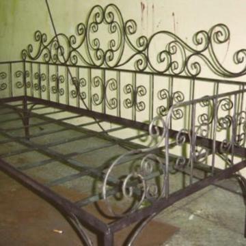 Solid steel daybed