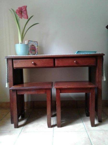 DESK & 2 x SIDE TABLES. SOLID WOOD Mahogany colour. Stunning set in excellent condition