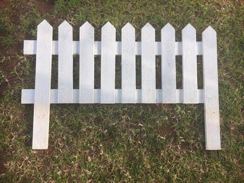 Picket fences - small white