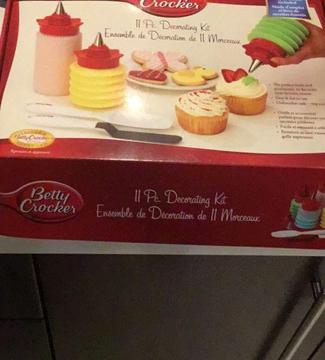 Betty Crocker cupcake decorating kit