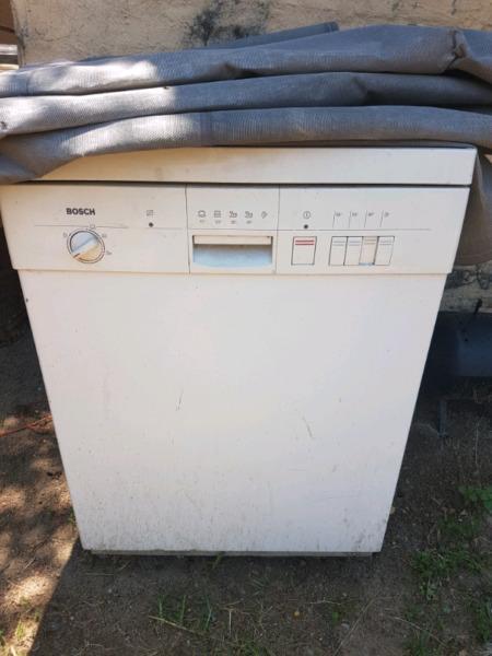 4 broken appliances for sale. 1 price = R1000 for all