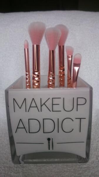 Holder makeup and beauty brushes