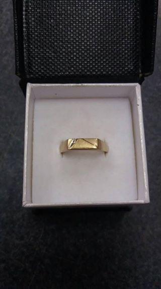 Ring Mens 9ct yellow gold 2.6 gram 1 small diamond Ring size Z In prestine condition