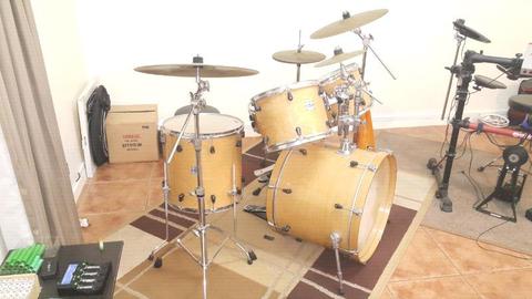 Yamaha stage custom drum kit