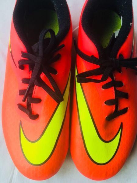 Nike Boys soccer boots Boys size 2 only