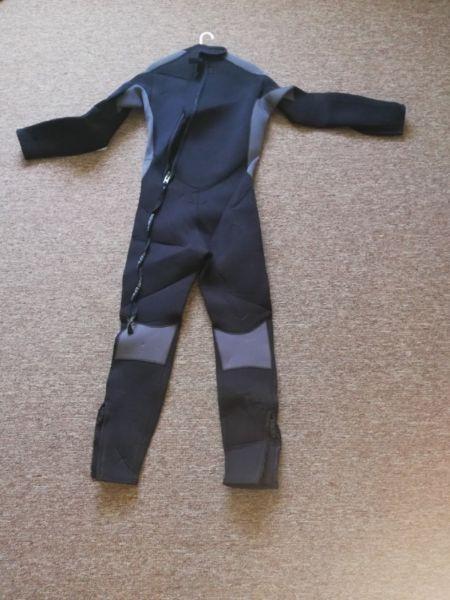 R800 long wet suit size medium