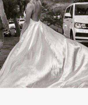 STUNNING wedding dress!!!! Worth R16 000!!!!!