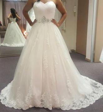 Lace Wedding Dresses For Hire on Discount now R2000 including veil and