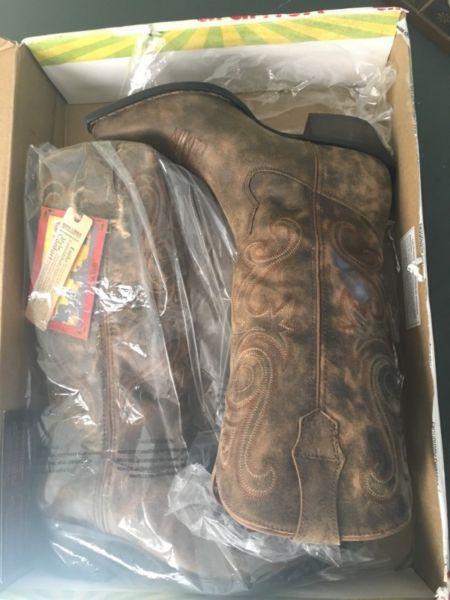 Authentic cowboy boots NEVER WORN, size 7