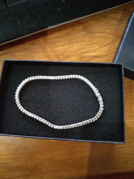 Tennis bracelet with diamonds and white gold. Urgent sale. 81 diamonds. Replacement R80 000