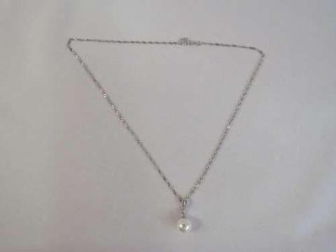 Lovely sterling silver necklace with pendant and imitation pearl - Weighs 3.6grams