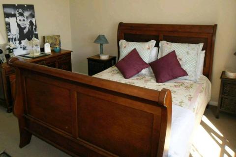 SOLID MAHOGANY QUEEN SIZE SLEIGH BED AND BEDSIDE CUPBOARDS