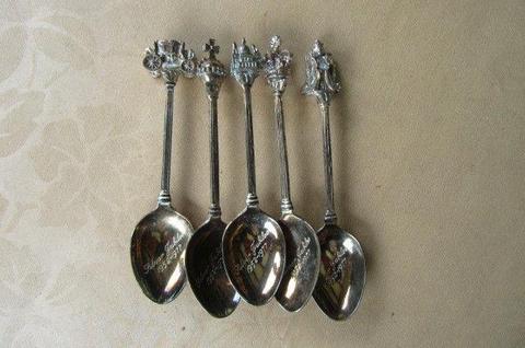 5 VARIOUS COLLECTOR / SOUVENIR SPOONS - SILVER JUBILEE 1952 - 1977 - AS PER SCAN