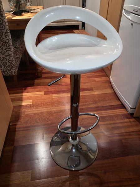 White bar stools with gas lift