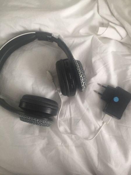Wireless headphones ms-bt with charger and Adapter