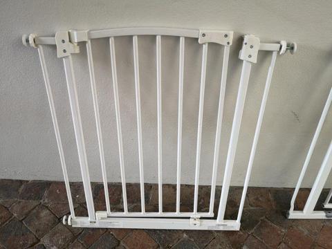 Baby gate in white. In perfect working order. Very secure