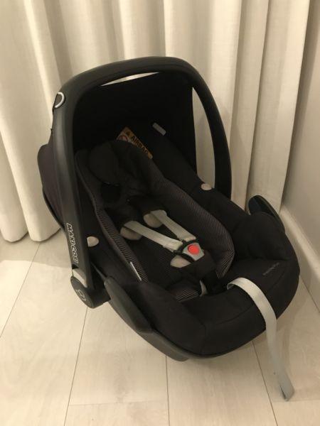 Maxi Cosi Pebble Plus and Maxi Cosi Isofix 2wayFix base