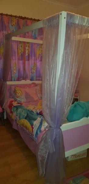 Single princess bed with netting