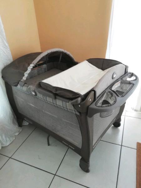 Graco campcot with accessories