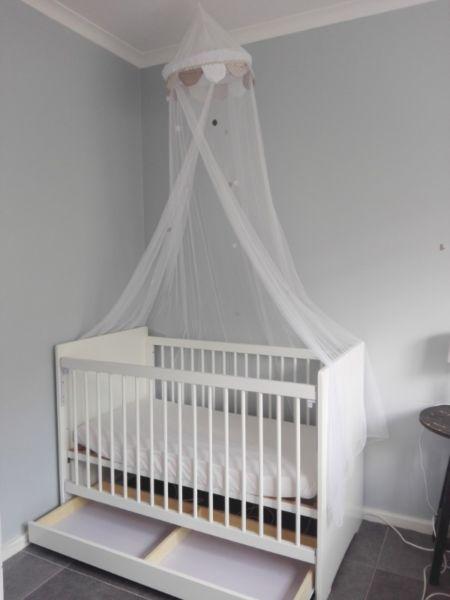 R1000 BARGAIN - Solid Wood Baby Cot plus FREE Mosquito net
