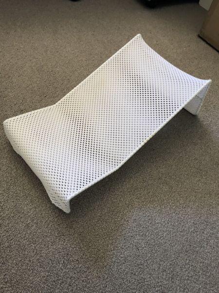 Mesh bath rest for babies