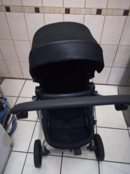 Baby bugzz stroller and bumbo and bath seat