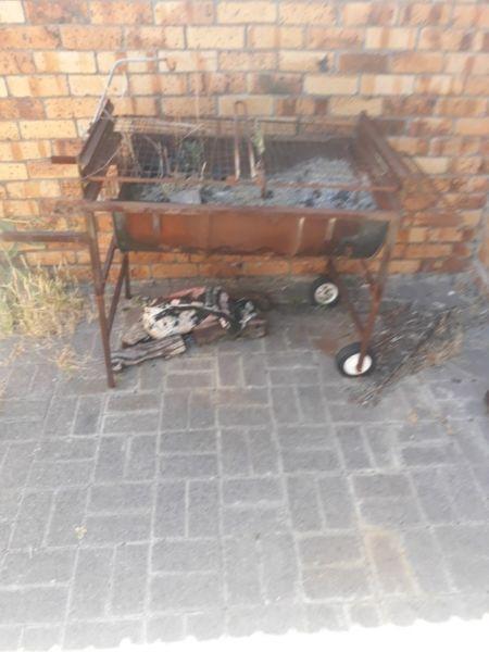 Braai on wheels with potjie stand (Rusted)