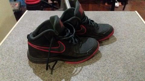 Nike Basketball Shoes - Men - Size 8.6 - Black & Red - Good Condition