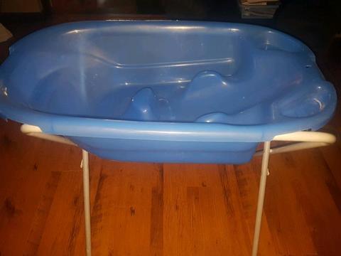 Portable baby bath with stand