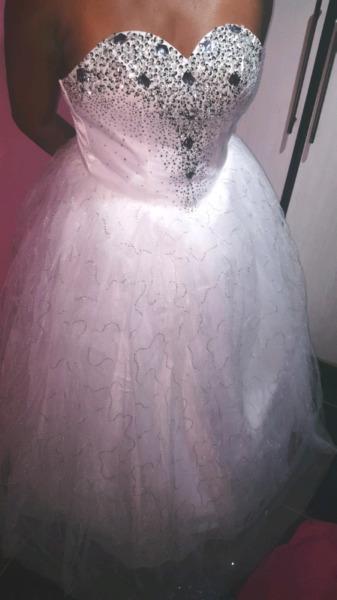 Beautiful bridal gowns for hire R499 All inclusive