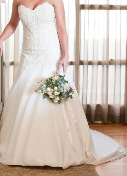 Beautiful second-hand wedding dress for sale
