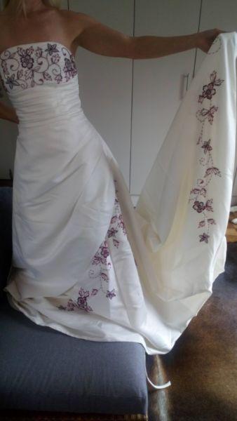 Ivory ballgown wedding dress (size 8-10) with beautiful beaded detail on bodice