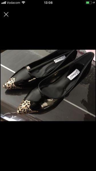Black patent kitty heel never been worn