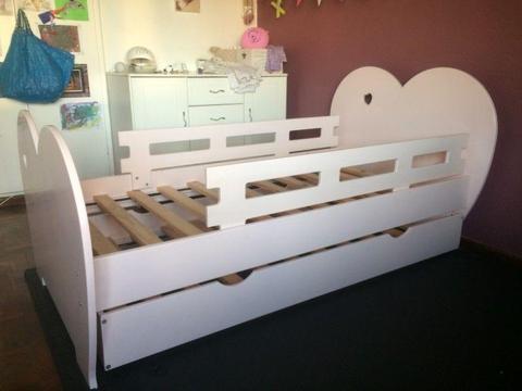 Lovely kids single bed with under-bed - R2400